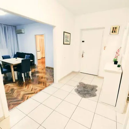 Bacvice 3 Minutes Walking And 5 Minutes To The Center Apartment Split