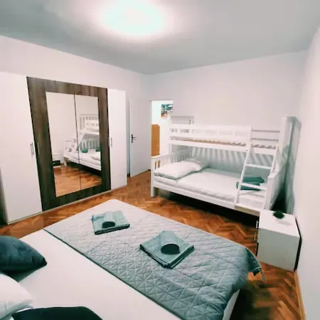 Bacvice 3 Minutes Walking And 5 Minutes To The Center Apartment